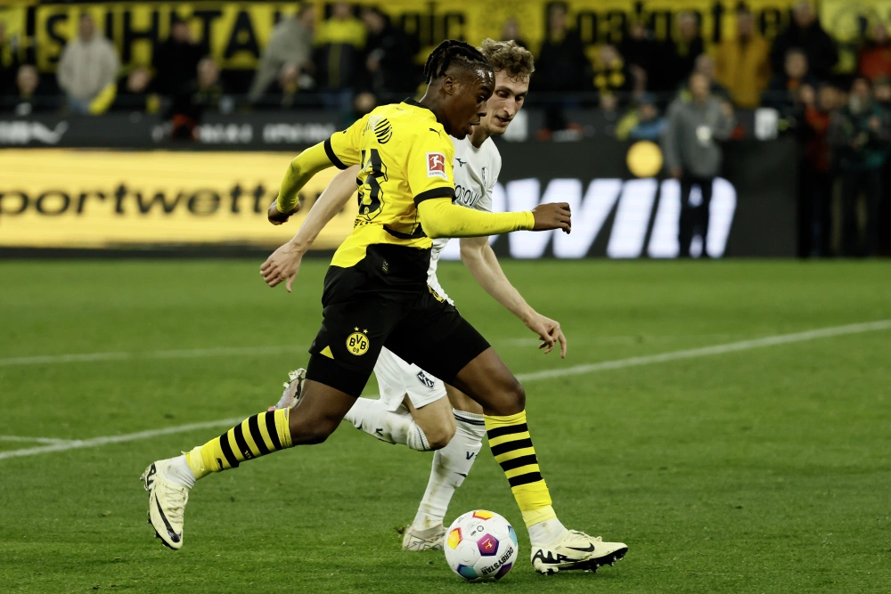 黄黑风暴席卷欧冠：<a href='/news/tag/1162994.html' style='color: blue;'>多特蒙德以青春之刃劈波斩浪</a>